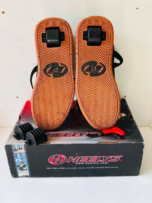 IMG_20260812_110250_396 Baskets / Chaussures à roulettes Heelys – Noir & Semelle Gomme Marron T40