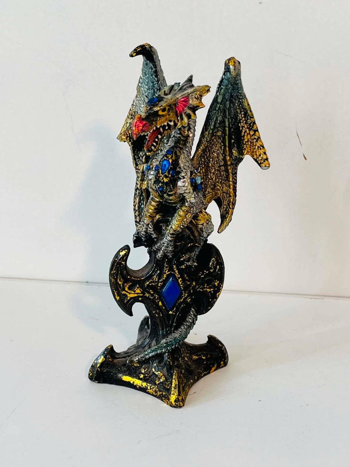 dragon épée 3 Statuette Dragon Fantastique Doré et Vert avec Gemmes Bleues – Résine - Image 2