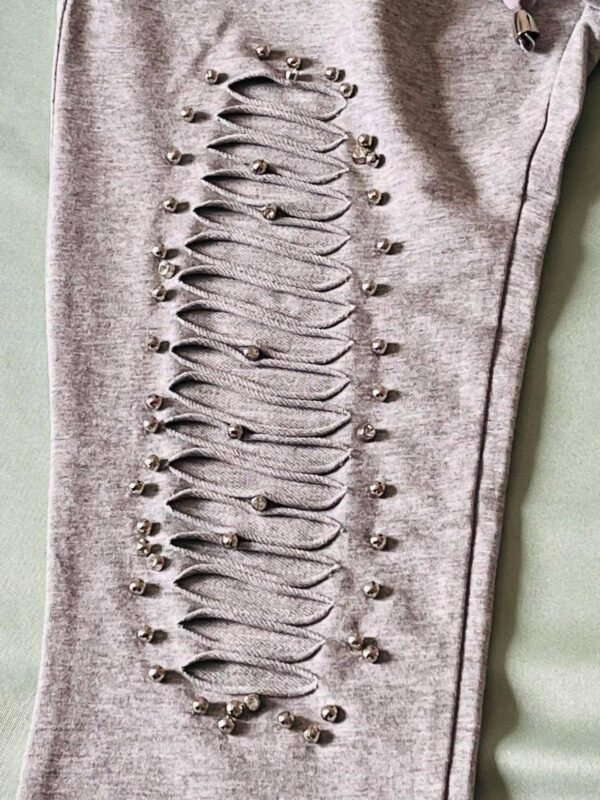 jogging 4 Pantalon de jogging/legging gris avec détails lacés et perles aux genoux T M/L